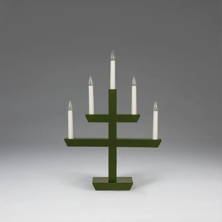 Wooden Candelabra 5 Lights Tummanvihreä valmistajalta Konstsmide - tyylikk&auml;&auml;ll&auml; muotoilulla ja viidell&auml; kauniisti loistavalla valolla.
