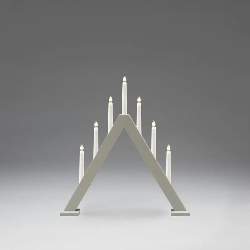Candelabra 7 Lights Harmaa valmistajalta Konstsmide - Luo tyylik&auml;s ja moderni joulutunnelma t&auml;ll&auml; tyylikk&auml;&auml;ll&auml; adventtikynttil&auml;njalalla, joka on harmaaksi lakattua puuta.