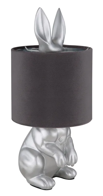 Rabbit 40cm Hopea pöytävalaisin valmistajalta Globo Lighting - Med en silverf&auml;rgad kaninfigur som bas och en elegant gr&aring; sammetsk&auml;rm kombinerar den lekfull design med sofistikerad stil.