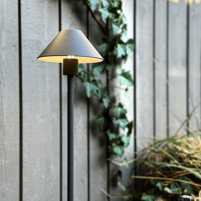 Apollo Flex Tumman harmaa valmistajalta Lightson - Apollo Flex &auml;r perfekt f&ouml;r dig som &auml;lskar skandinavisk design och letar efter en n&auml;ttare lampa till din kruka, rabatt eller g&aring;ng.