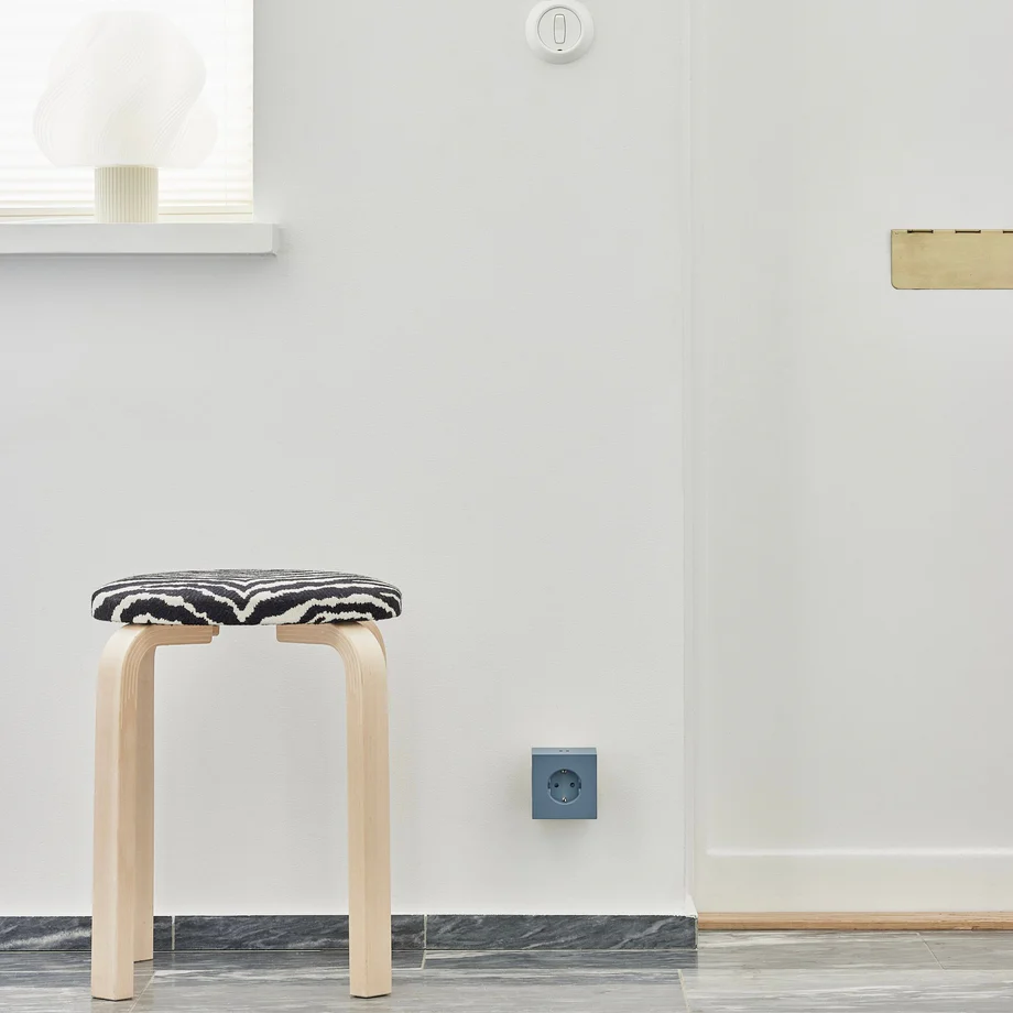 Square 2 Socket extender with 30W Dual USBC Sininen valmistajalta Avolt - Avoltin pistorasian jatkopala, jossa on tyylik&auml;s muotoilu kierr&auml;tysmuovista valmistetulla kuutiolla ja pohjassa magneettilevy sein&auml;lle ripustamista varten.
