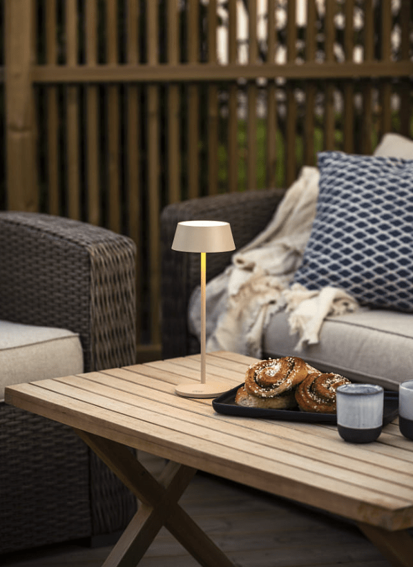 Menton 30cm Hiekka Siirrettävä valmistajalta Konstsmide - Menton on moderni ladattava pöytävalaisin ulkokäyttöön.