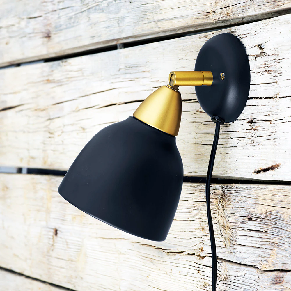 Urban Short Musta lukulamppu valmistajalta Superliving - Ihanteellinen makuuhuoneeseen, olohuoneeseen tai työhuoneeseen &ndash; Urban Short on joustava ja ajaton valaistusratkaisu, joka korostaa minkä tahansa huoneen tyyliä!