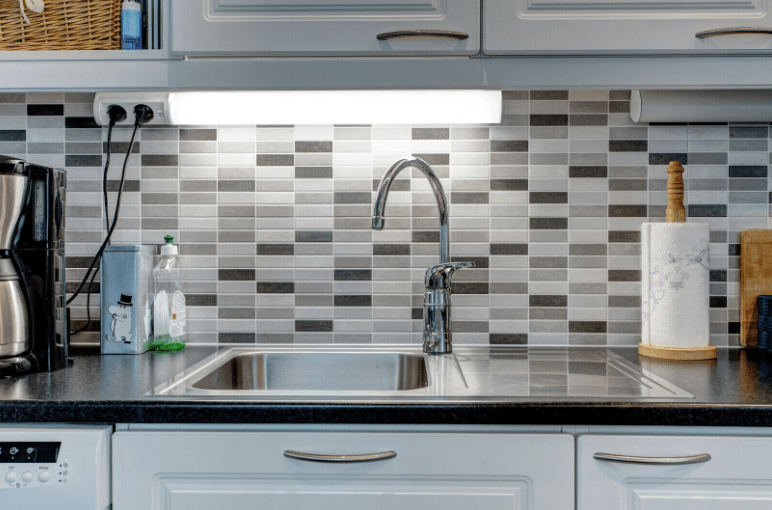 Handy Pistorasia 45cm Valkoinen valmistajalta Airam - Handy voidaan pinta-asentaa suoraan tai 45&deg; kulmaan; kulmassa ja 90 asteen kulmissa.