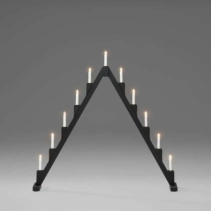 Candelabra 11 Lights Musta valmistajalta Konstsmide - Taitettava s&auml;hk&ouml;inen kynttil&auml;njalka, jossa on 11 kynttil&auml;&auml;, valmistettu mustaksi maalatusta langasta ja koristeltu messinkirenkailla jokaisen kynttil&auml;n ymp&auml;rill&auml; elegantin vaikutuksen aikaansaamiseksi.