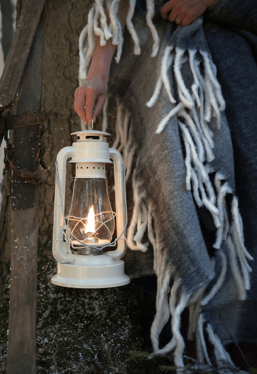 Storm Lantern big Valkoinen valmistajalta Strömshaga - Suuri myrskylyhty/petrolilamppu valkoisina ja messingisin&auml; yksityiskohdina.