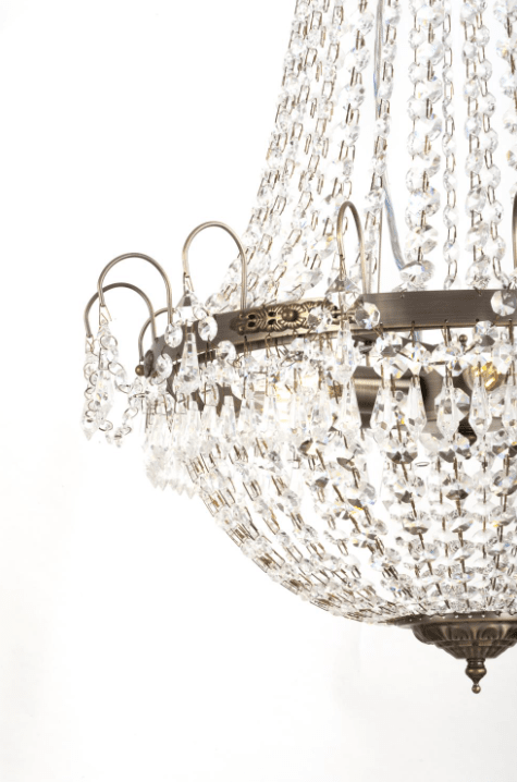 Lang Ø50 Antiikki messinki kristalli valmistajalta Norrsken Design - Antiikista messingistä valmistettu Lang-kattovalaisin on komea mestariteos, joka huokuu eleganssia ja ylellisyyttä.