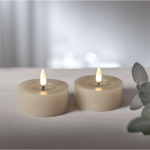LED Tuikkukynttilä Flamme Flow Beige valmistajalta Star Trading - Siin&auml; on ajastintoiminto ja kun kytkin on p&auml;&auml;ll&auml;; ajastintila sytytt&auml;&auml; valot 6 tuntia p&auml;&auml;ll&auml;, 18 tuntia pois p&auml;&auml;lt&auml; toistuvasti, jos valitset on-tilan sytytt&auml;&auml; kynttil&auml;t noin 400 tuntia.