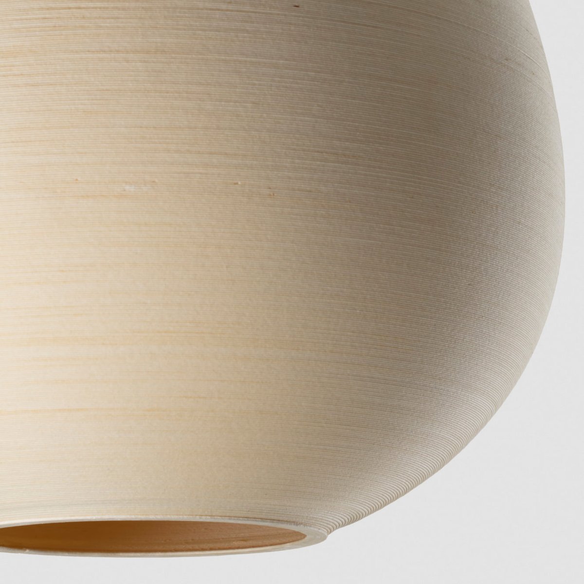 Tierra Ø50 Beige kattovalaisin valmistajalta Faro Barcelona - Varjostin on valmistettu PLA:sta ja kierr&auml;tetyst&auml; m&auml;ntyselluloosasta, jotka antavat sille eloisan tekstuurin ja k&auml;sity&ouml;n&auml; tehdyn tunnelman.