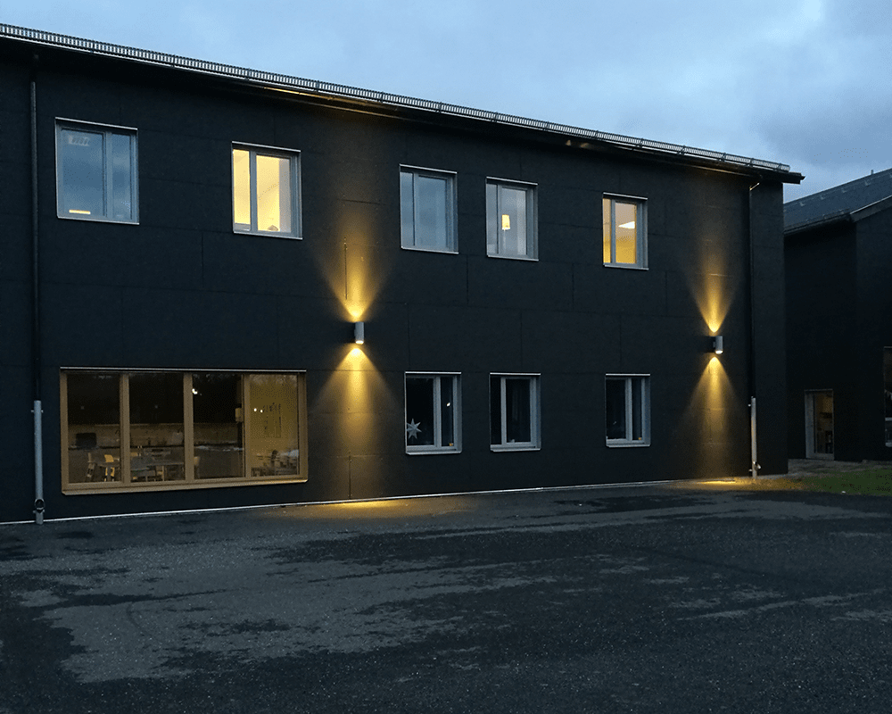 Magnum II Musta ulkovalo valmistajalta Westal - Tämä seinävalaisin valaisee sekä ylös- että alaspäin, ja se on valmistettu anodisoidusta alumiinista, jauhemaalattu mustaksi.