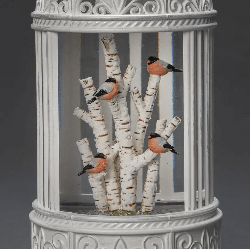 Veden Täyttämä Lyhty Linnuilla Valkoinen valmistajalta Konstsmide - Py&ouml;riv&auml; glitter ja l&auml;mpim&auml;n valkoinen LED-valo 3000K luovat kauniin hehkun, joka tuo mieleen sadun talvi-illat.