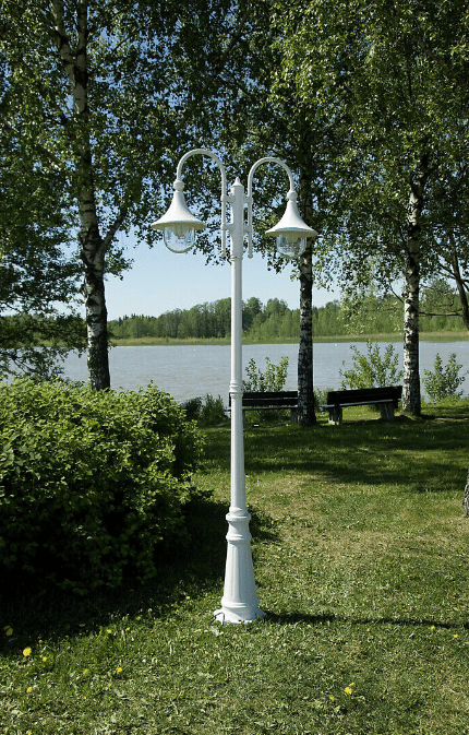 Kartano Trumpet 220cm Valkoinen lyhtypylväs valmistajalta Airam - Kartano Trumpet -valaisinpylv&auml;s on nykyaikaisempi versio vanhasta valaisimesta.