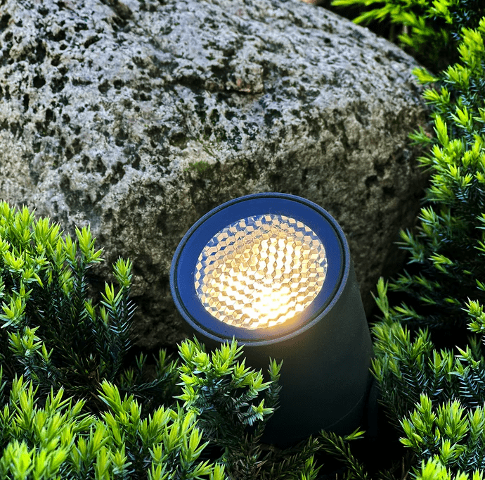 Luna Tumman harmaa valmistajalta Lightson - Den b&auml;sts&auml;ljande markspoten Luna med sitt varma vackra ljus passar till det mesta.