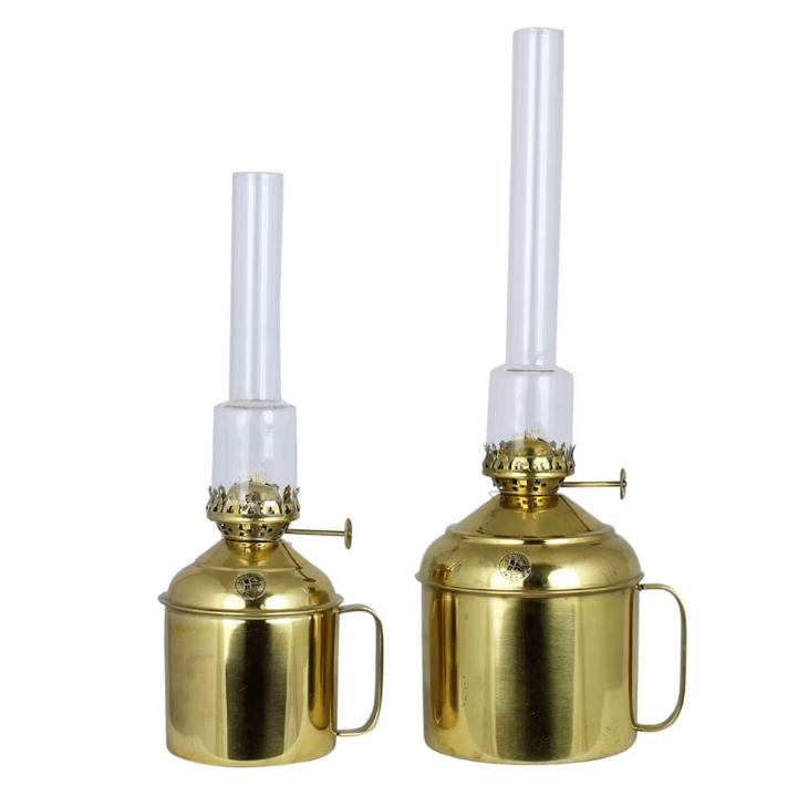 Kerosene lamp linné small Kulta/messinki valmistajalta Strömshaga - Petrolilamppu kahvalla kiillotettua messinki&auml; ja kirkkaat lasipolttimet.