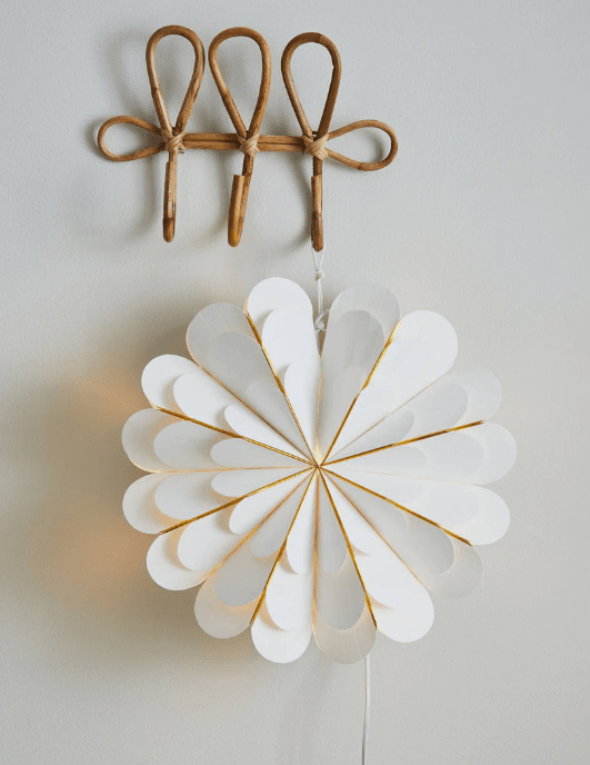 Marigold Ø45 Valkoinen valmistajalta Markslöjd - Kauniin valkoisen paperin&auml;yt&ouml;ns&auml; ansiosta se antaa pehme&auml;n ja modernin tunteen, joka on kaunis kontrasti perinteisempiin joulut&auml;htiin.