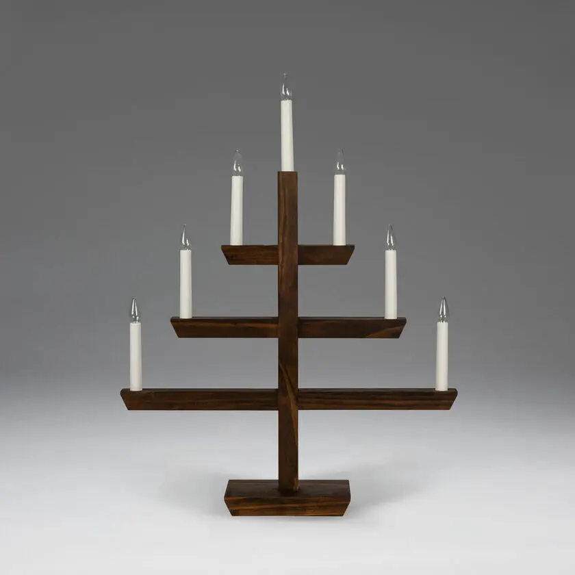 Wooden Candelabra 7 Lights Ruskea tahra valmistajalta Konstsmide - Moderni kynttil&auml;njalka ruskeaksi petsattua puuta&auml; tyylik&auml;s muotoilu ja seitsem&auml;n kauniisti paistavaa valoa.