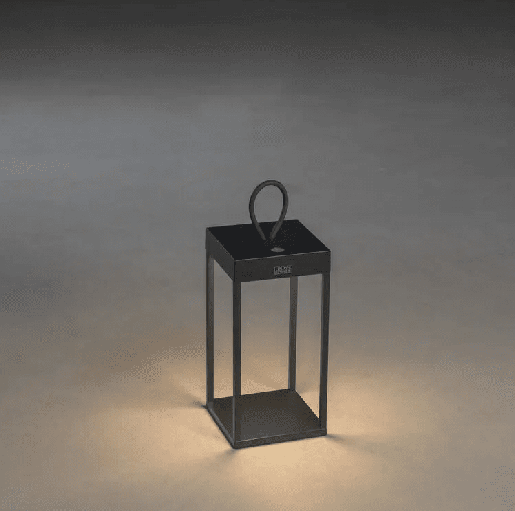 Ravello 30cm Musta Siirrettävä valmistajalta Konstsmide - Ravello on moderni ladattava lyhty ulkokäyttöön.