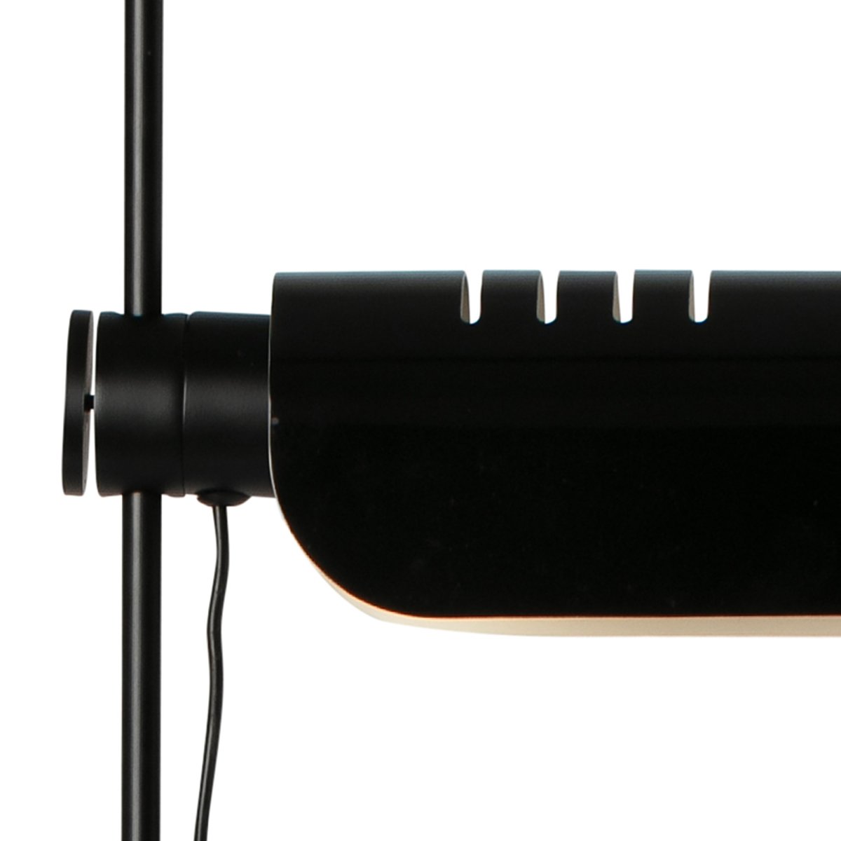 Martinica Musta lattiavalaisin valmistajalta Faro Barcelona - Martinica on lattiavalaisin, joka on saanut inspiraationsa klassisesta retrotyylist&auml;, mutta jossa on p&auml;ivitetty ja leikkis&auml; muoto.