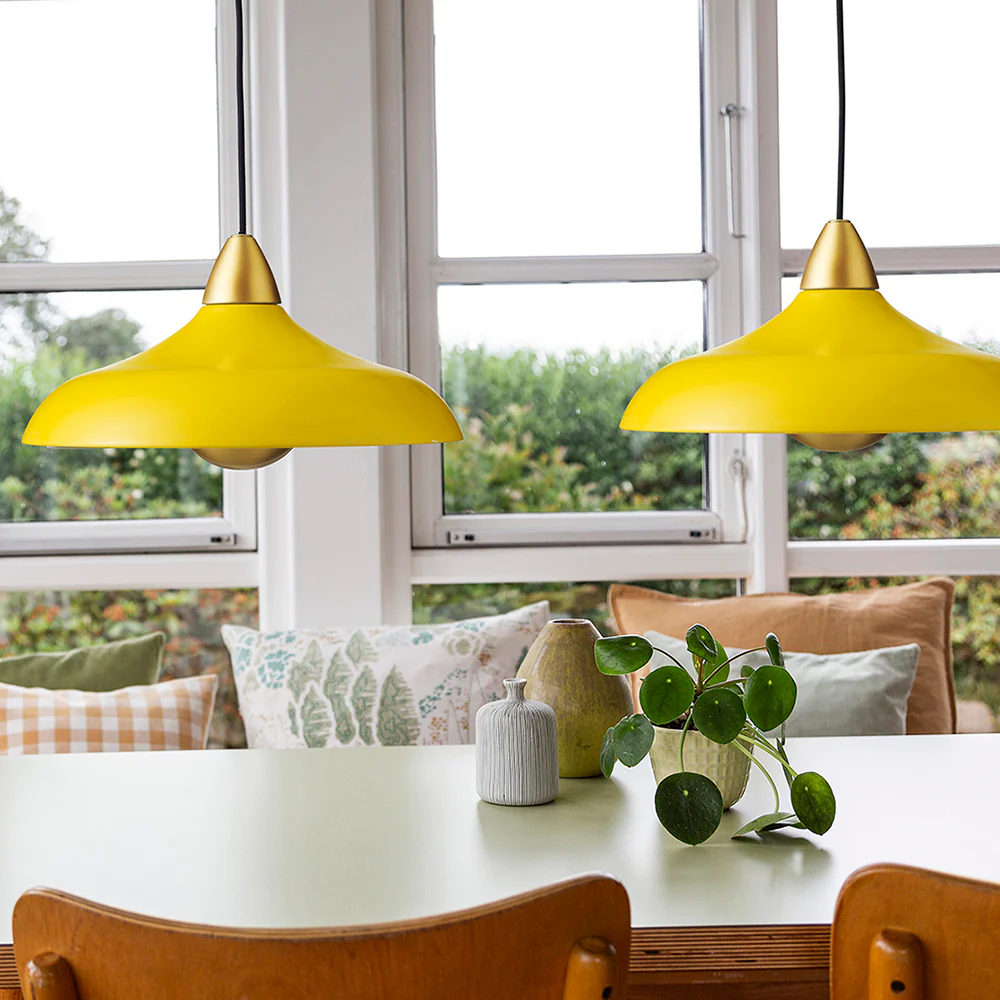 Urban Wide Ø36 Keltainen kattovalaisin valmistajalta Superliving - Paranna kotiasi modernilla Urban Wide -riippuvalaisimella, jossa on tyylik&auml;s yhdistelm&auml; mattakeltaista viimeistely&auml; ja tyylikk&auml;it&auml; messinkiyksityiskohtia.