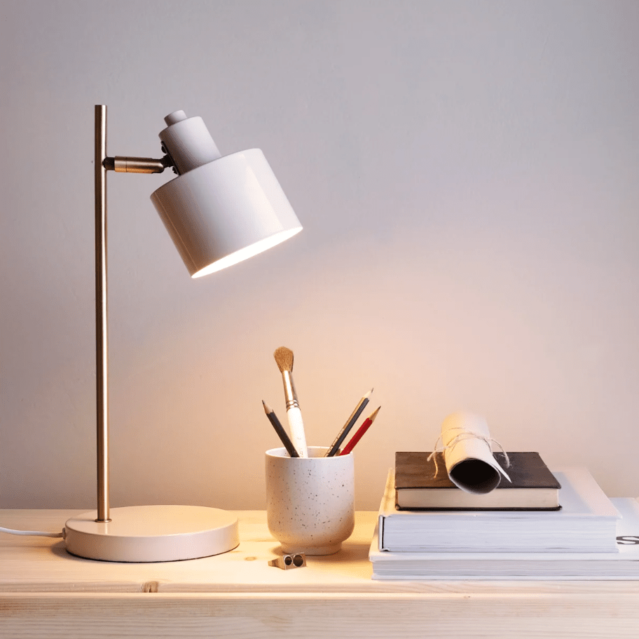 Ocean 43cm Beige työpöytävalaisin valmistajalta Dyberg Larsen - Dyberg Larsenin Ocean-pöytävalaisin on 50-luvun inspiroima valaisin, jossa on viehättävä retromuotoilu ja moderni kosketus.