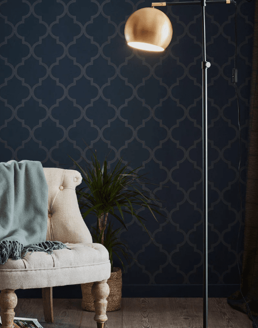 Chester Pronssi lattiavalaisin valmistajalta Markslöjd - Lamppu on käytännöllinen, kun sen korkeus on säädettävissä ja lampunvarjostimessa käännettävissä.