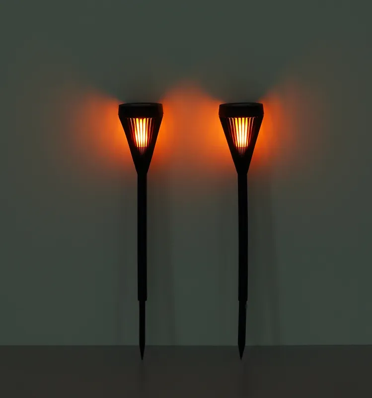 Fire 2 Kpl Musta aurinkokennolamppu valmistajalta Globo Lighting - L&auml;mmin, liekehtiv&auml; valoefekti tarjoaa el&auml;v&auml;&auml; ja kutsuvaa hehkua k&auml;velyteill&auml;, kukkapenkeiss&auml; tai puutarhassa.
