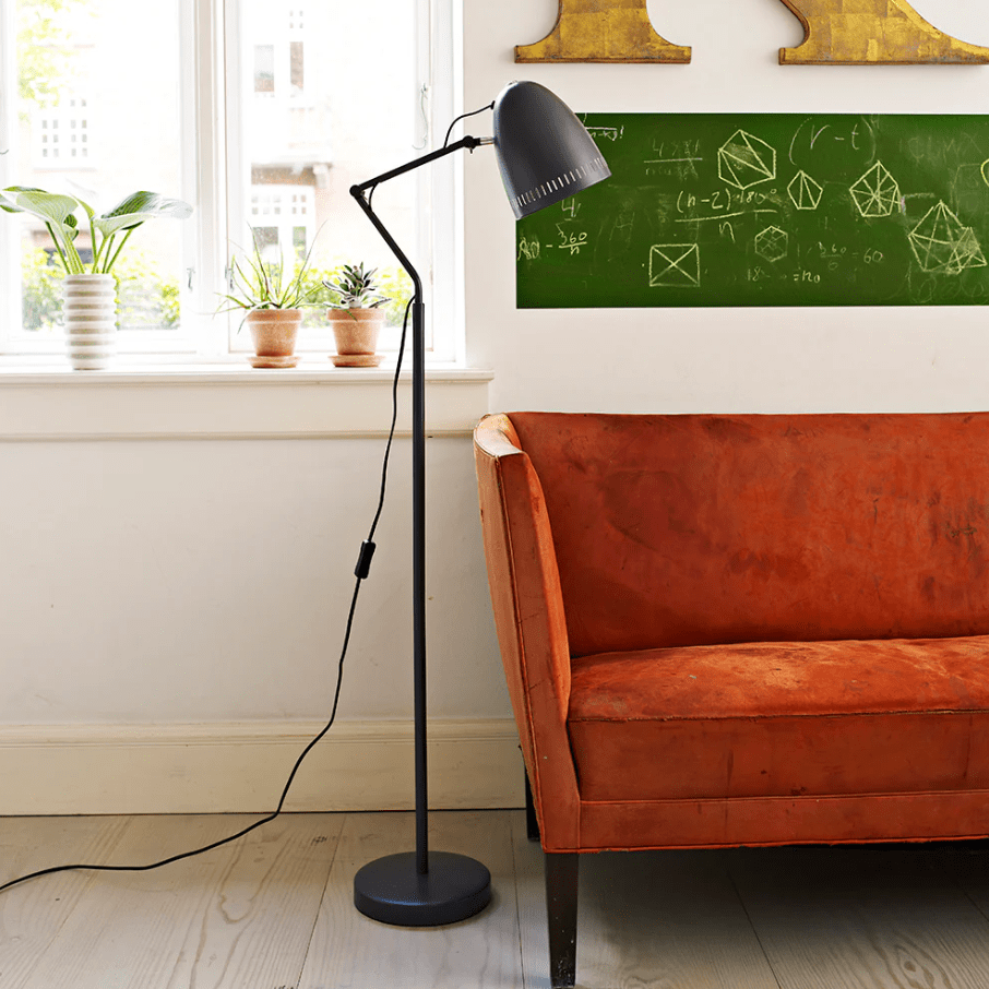 Dynamo 1 Tummanharmaa lattiavalaisin valmistajalta Superliving - Klassinen varjostin koristeellisilla rei'itetyill&auml; karvoilla tarjoaa miellytt&auml;v&auml;n valonjaon, ja kaksoisperhosruuveilla varustetut varret helpottavat lampun s&auml;&auml;t&auml;mist&auml; ja kiinnitt&auml;mist&auml; haluttuun asentoon.