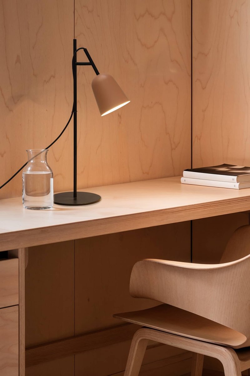Studio 55cm Vaaleanpunainen työpöytävalaisin valmistajalta Faro Barcelona - Studio on Nahtrangin suunnittelema elegantti p&ouml;yt&auml;valaisin &ndash; ikonisen 1950-luvun muotoilun inspiroima, modernilla yksinkertaisuudella tulkittuna.