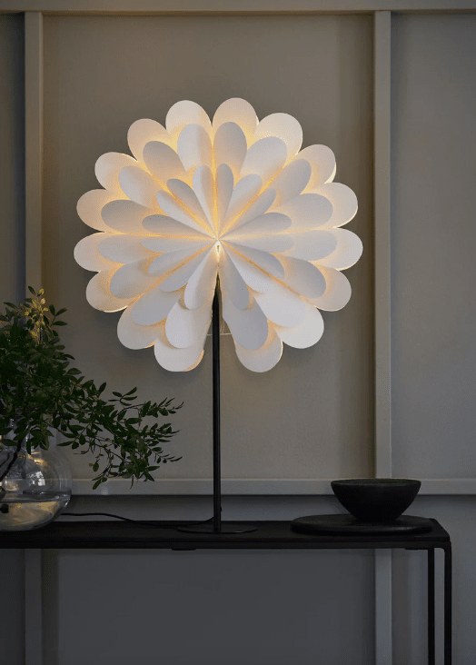 Maravilla Ø45 Valkoinen valmistajalta Markslöjd - Taitettu paperi antaa pehmeän ja lämpimän valovaikutelman, joka luo tunnelmallisen tunnelman huoneeseen.