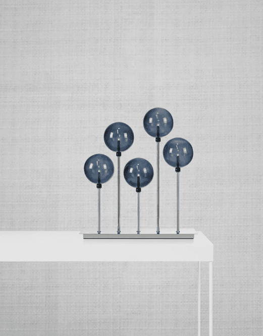 Mäster Hopea valmistajalta Markslöjd - Tyylikkäillä savulasikuvuillaan ja kromiyksityiskohtillaan se luo modernin ja hienostuneen tunnelman kotiisi.