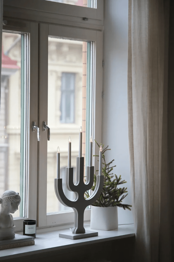 Sapin 5L Greige valmistajalta Markslöjd - Sapin on klassinen viisihaarainen adventtikynttil&auml;njalka, joka on valmistettu harmaanruskeasta puusta.