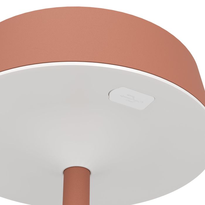 Simeri 30cm PUNAINEN aurinkokennolamppu valmistajalta Eglo - Lamppu on helppo ladata aurinkopaneelin tai mukana tulevan USB-kaapelin kautta, ja siinä on kosketushimmennin, jossa on kolme kirkkaustasoa valaistuksen säätämiseksi tarpeen mukaan.