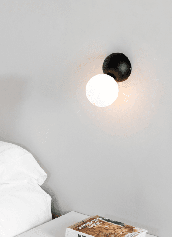 Joy 15cm Musta seinävalaisin valmistajalta Faro Barcelona - Hajotin on valmistettu himme&auml;st&auml; lasista ja se levitt&auml;&auml; valoa eleganssilla ja tyylill&auml;.