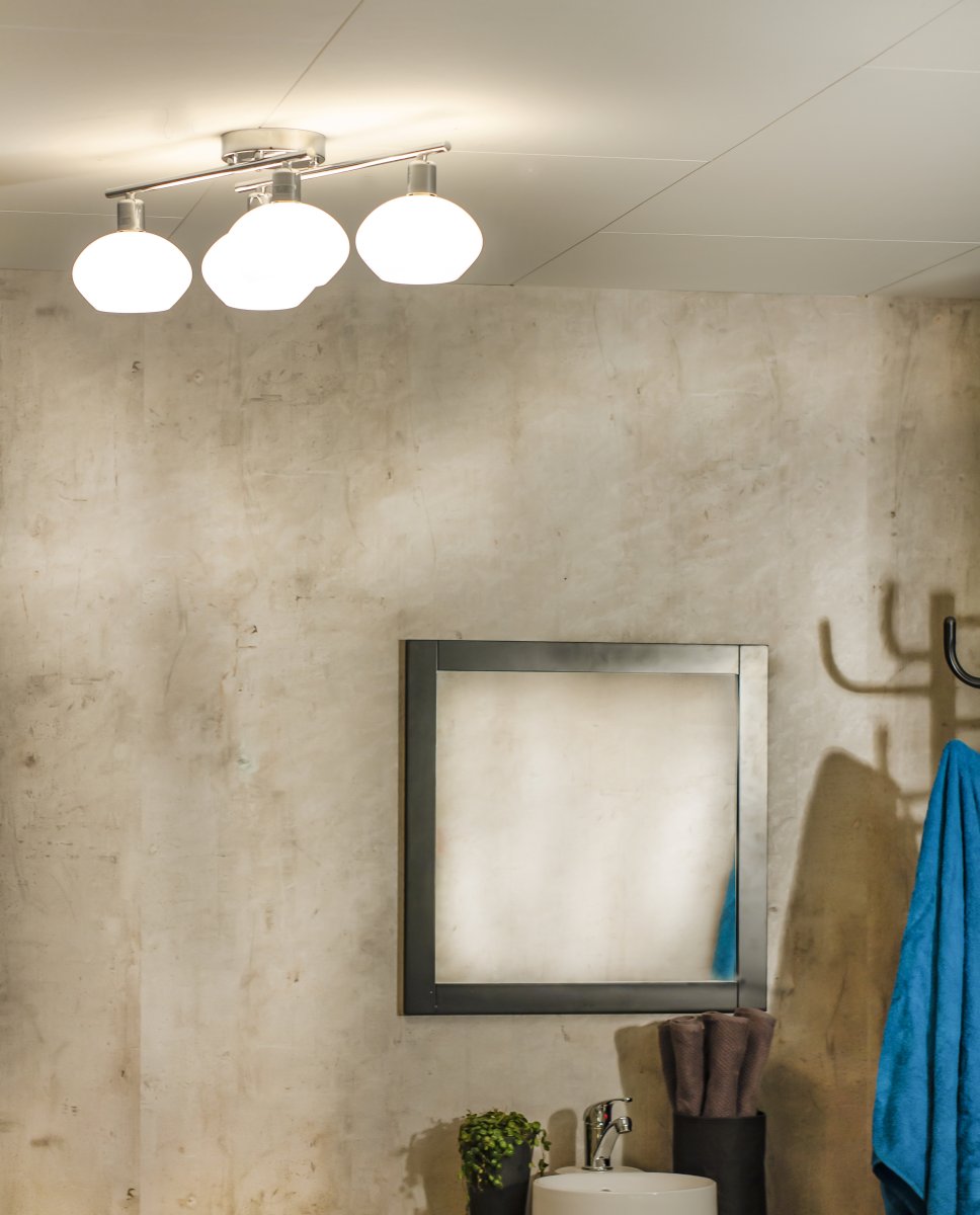 Elba 60cm Kromi kylpyhuoneen valaisin valmistajalta Aneta Lighting - T&auml;ss&auml; metallista valmistetussa lampussa on tyylik&auml;s muotoilu ja nelj&auml; opaalivalkoista lasikupua, jotka tarjoavat pehme&auml;n ja miellytt&auml;v&auml;n valon.