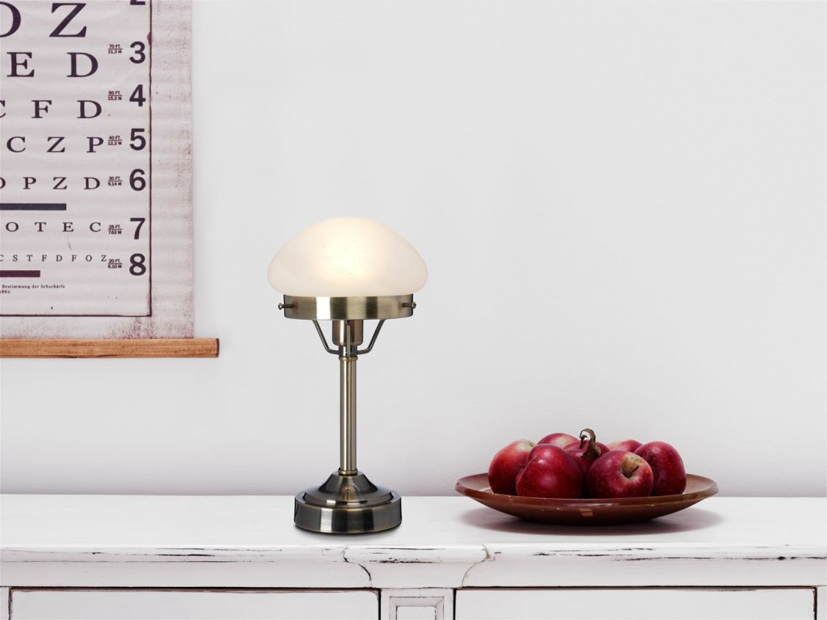 Mini Strindberg 30cm Antiikki messinki pöytävalaisin valmistajalta Cottex - Tukevan metallirakenteen ja himmeän lasin ansiosta se tarjoaa pehmeän ja miellyttävän valon, joka sopii täydellisesti yöpöydälle tai tyylikkääksi sisustusyksityiskohtaksi olohuoneeseen.