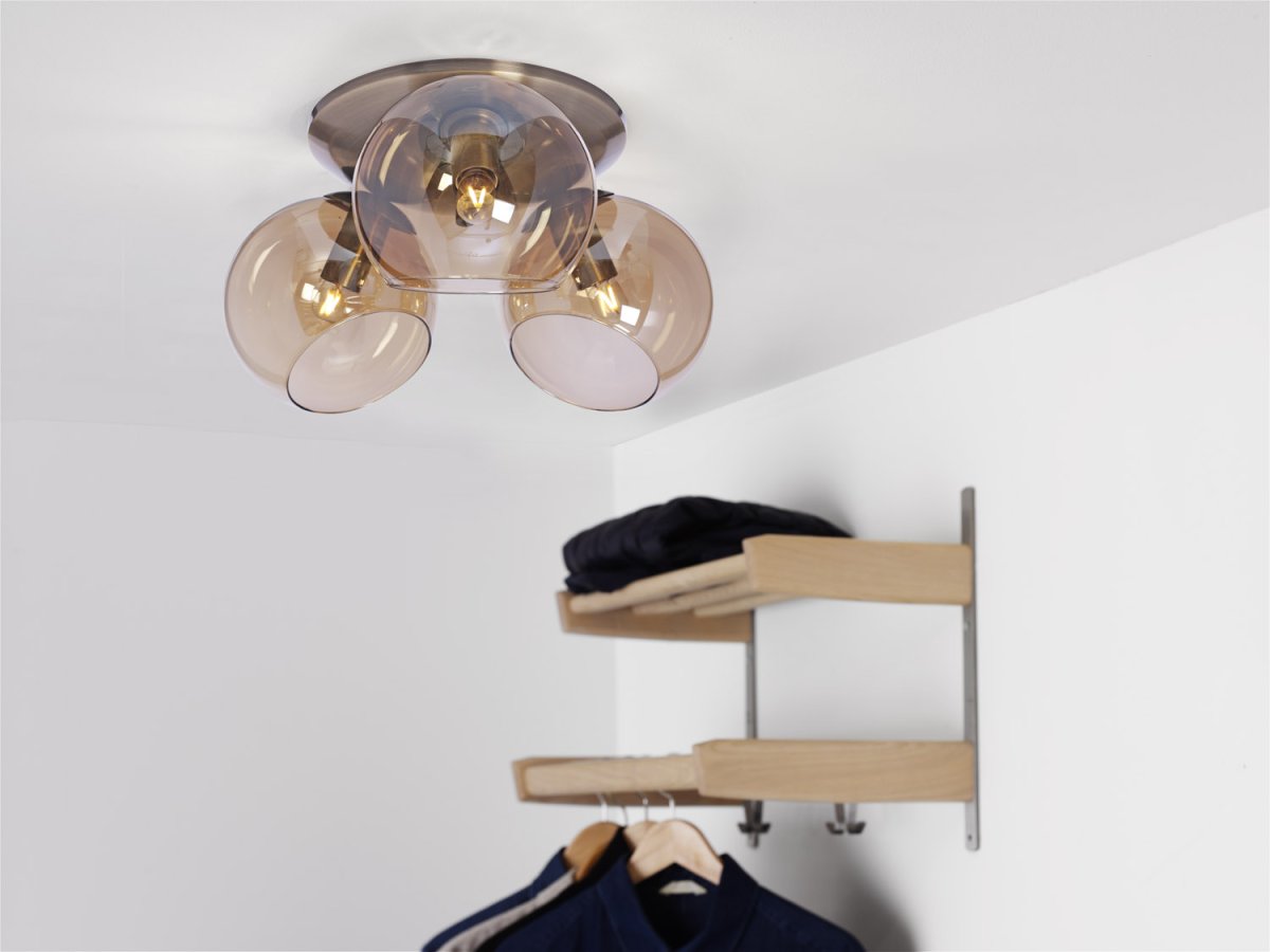 Capella Ø37 Antiikki messinki plafondi valmistajalta Cottex - Antiikista messingist&auml; valmistettu Capella-plafoni, jossa on kolme meripihkanv&auml;rist&auml; lasipalloa, tarjoaa pehme&auml;n ja l&auml;mpim&auml;n valon.