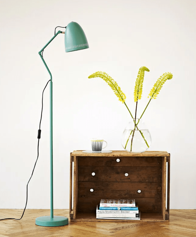 Dynamo 1 Vihreä lattiavalaisin valmistajalta Superliving - Klassinen varjostin koristeellisilla rei'itysrei'ill&auml; tarjoaa miellytt&auml;v&auml;n valonjaon, ja kahdella perhosruuvilla varustetut varret helpottavat lampun s&auml;&auml;t&auml;mist&auml; ja kiinnitt&auml;mist&auml; haluttuun asentoon.