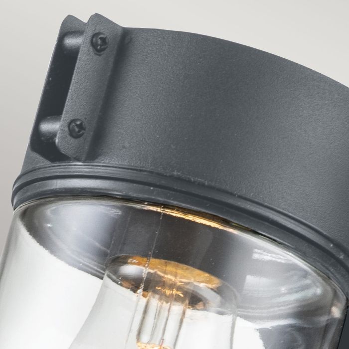Portfino 20cm Harmaa ulkovalo valmistajalta Elstead Lighting - Tillverkad av rostfritt st&aring;l i gr&aring; finish och glas, erbjuder den en robust och v&auml;dert&aring;lig konstruktion som &auml;r idealisk f&ouml;r fasader, entr&eacute;er och uteplatser.