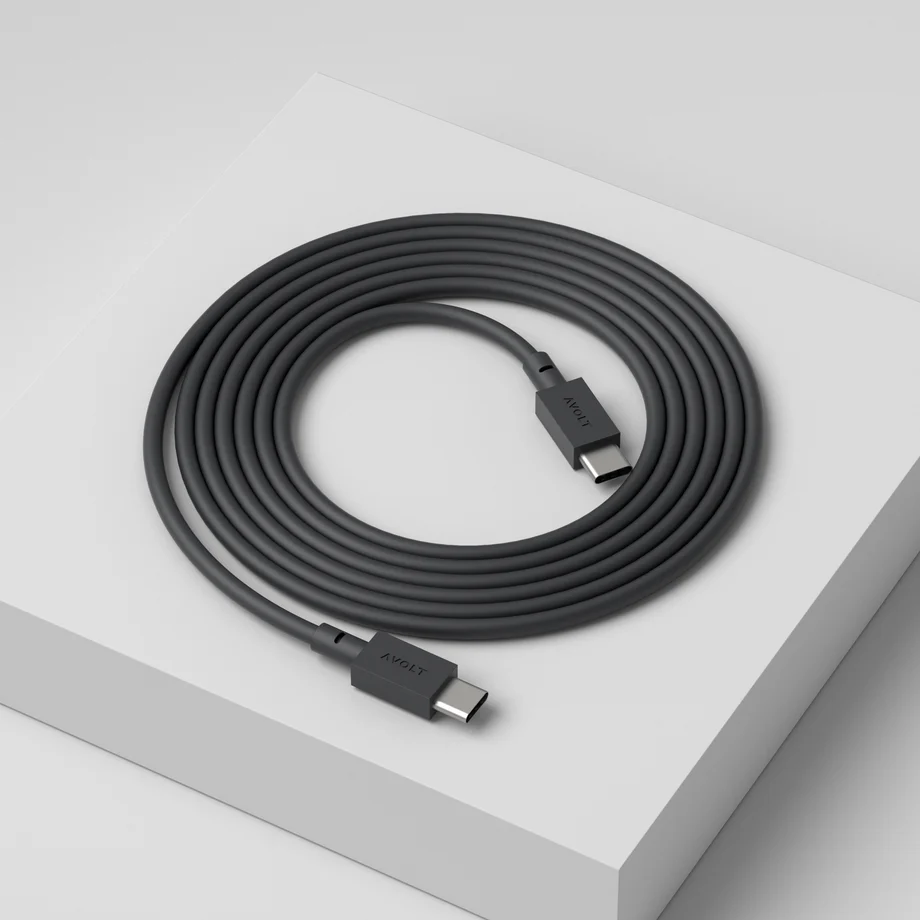 Cable 1 USB C to USB C Charging Cable, 2m Musta valmistajalta Avolt - Avoltin Cable 1 USB-C - USB-C yhdist&auml;&auml; tehokkaan latauksen tyylikk&auml;&auml;seen skandinaaviseen muotoiluun.