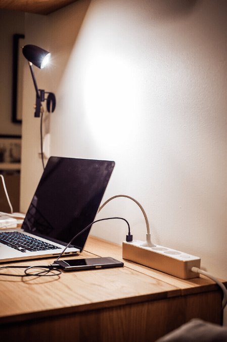 3-Tie Jakorasia valmistajalta Airam - 3-tie pistorasia kullanv&auml;risell&auml; kuorella ja on-/off-painikkeella, kaksi USB-porttia, max.