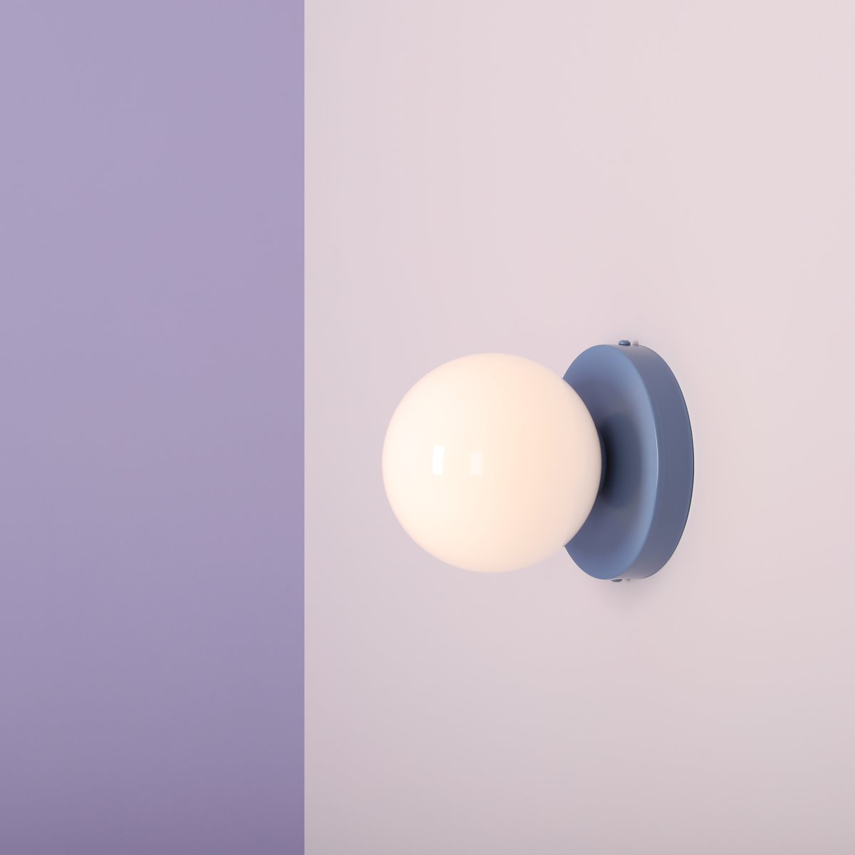 Ball Ø15 Sininen seinävalaisin valmistajalta Artera - Minimalistinen muotoilu tarkoittaa, että valaisin sulautuu sulavasti sekä moderniin että klassiseen sisustukseen ja tarjoaa samalla tehokkaan valon, joka parantaa huoneen tunnelmaa.