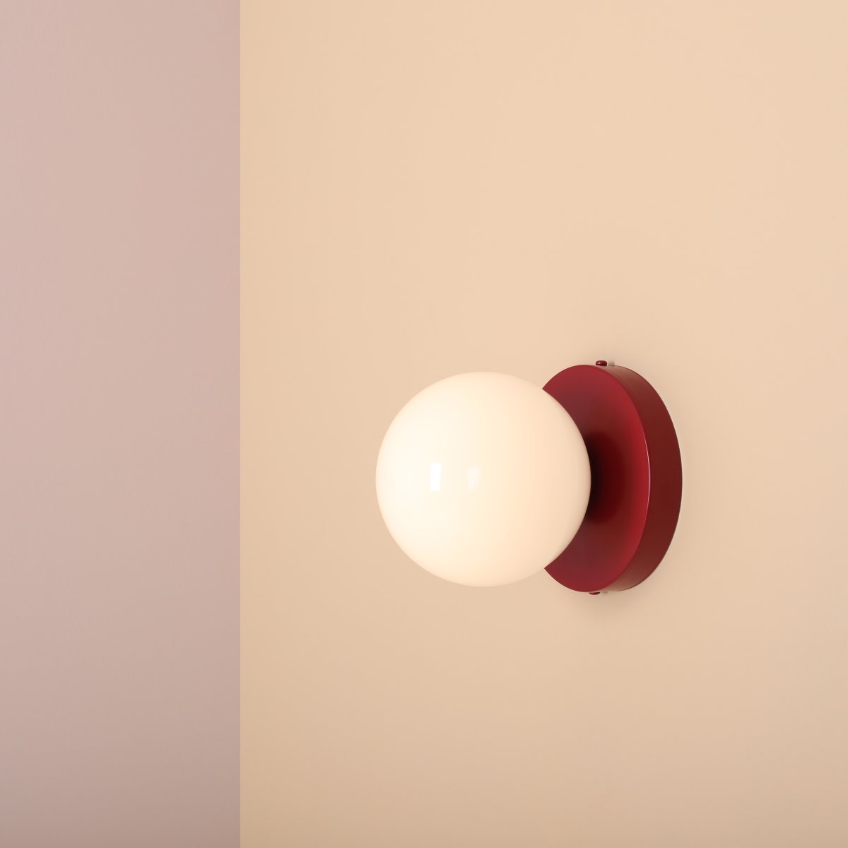 Ball Ø15 Burgundia seinävalaisin valmistajalta Artera - Minimalistinen muotoilu tarkoittaa, että valaisin sulautuu sulavasti sekä moderniin että klassiseen sisustukseen ja tarjoaa samalla tehokkaan valon, joka parantaa huoneen tunnelmaa.
