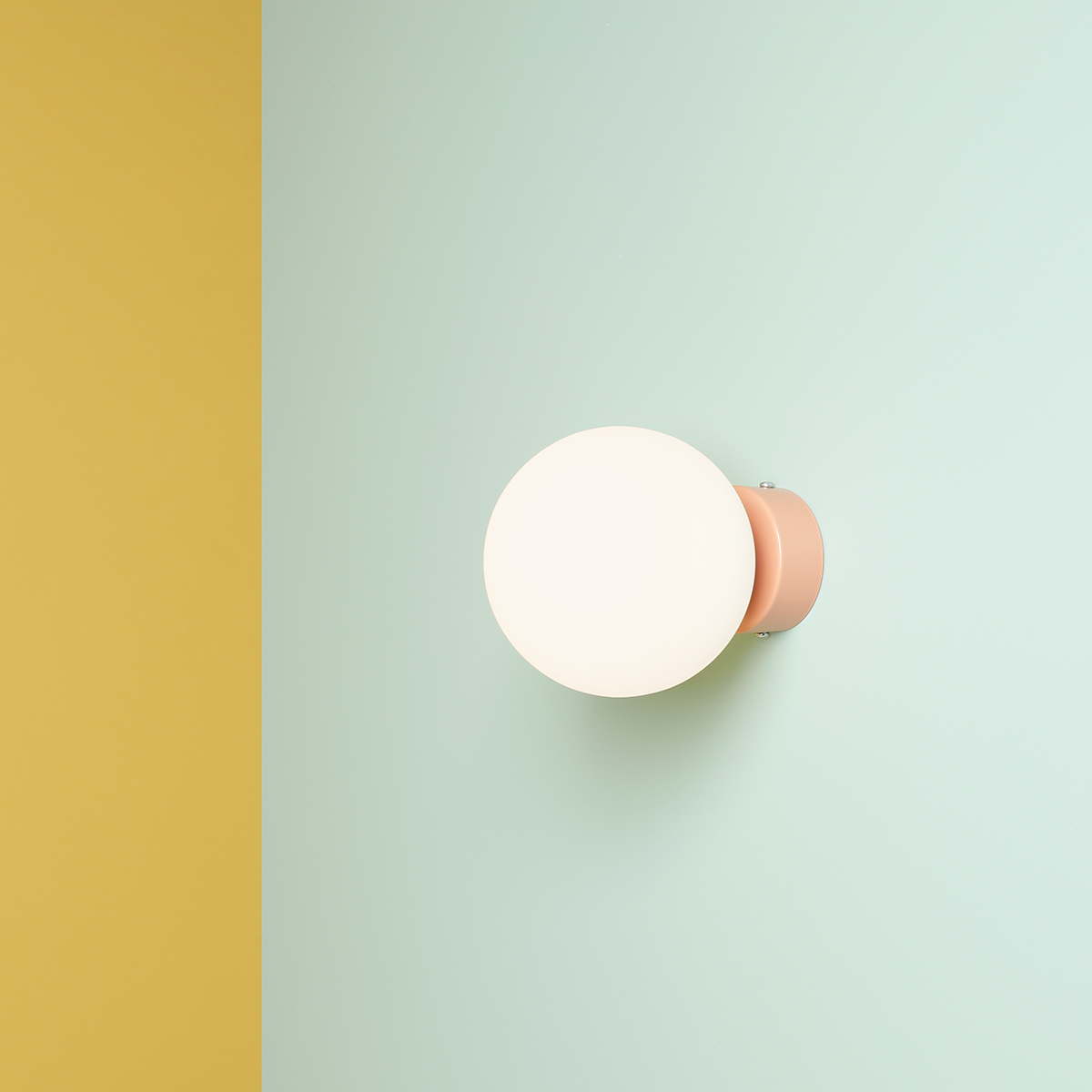 Ball Ø15 Koralli seinävalaisin valmistajalta Artera - Minimalistinen muotoilu tarkoittaa, että valaisin sulautuu sulavasti sekä moderniin että klassiseen sisustukseen ja tarjoaa samalla tehokkaan valon, joka parantaa huoneen tunnelmaa.
