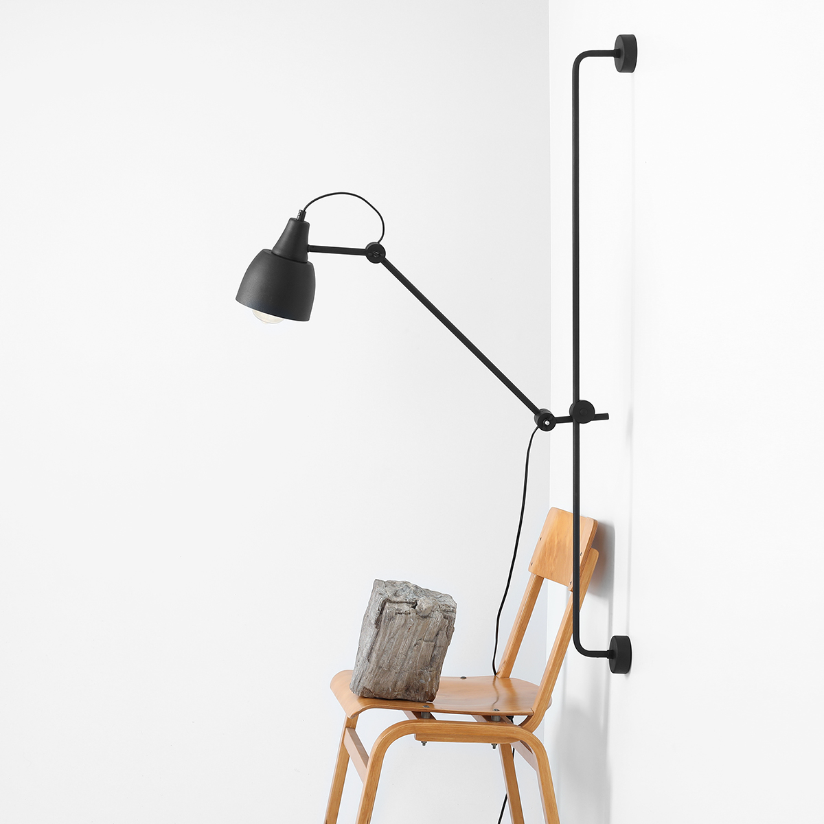 Dron 113cm Musta seinävalaisin valmistajalta Artera - Yksinkertaisen, mutta tyylikkään muotoilun ansiosta valaisin sulautuu sulavasti eri sisustustyyleihin ja tarjoaa samalla käytännöllisen ja tehokkaan valaistuksen kaikkiin tilanteisiin.