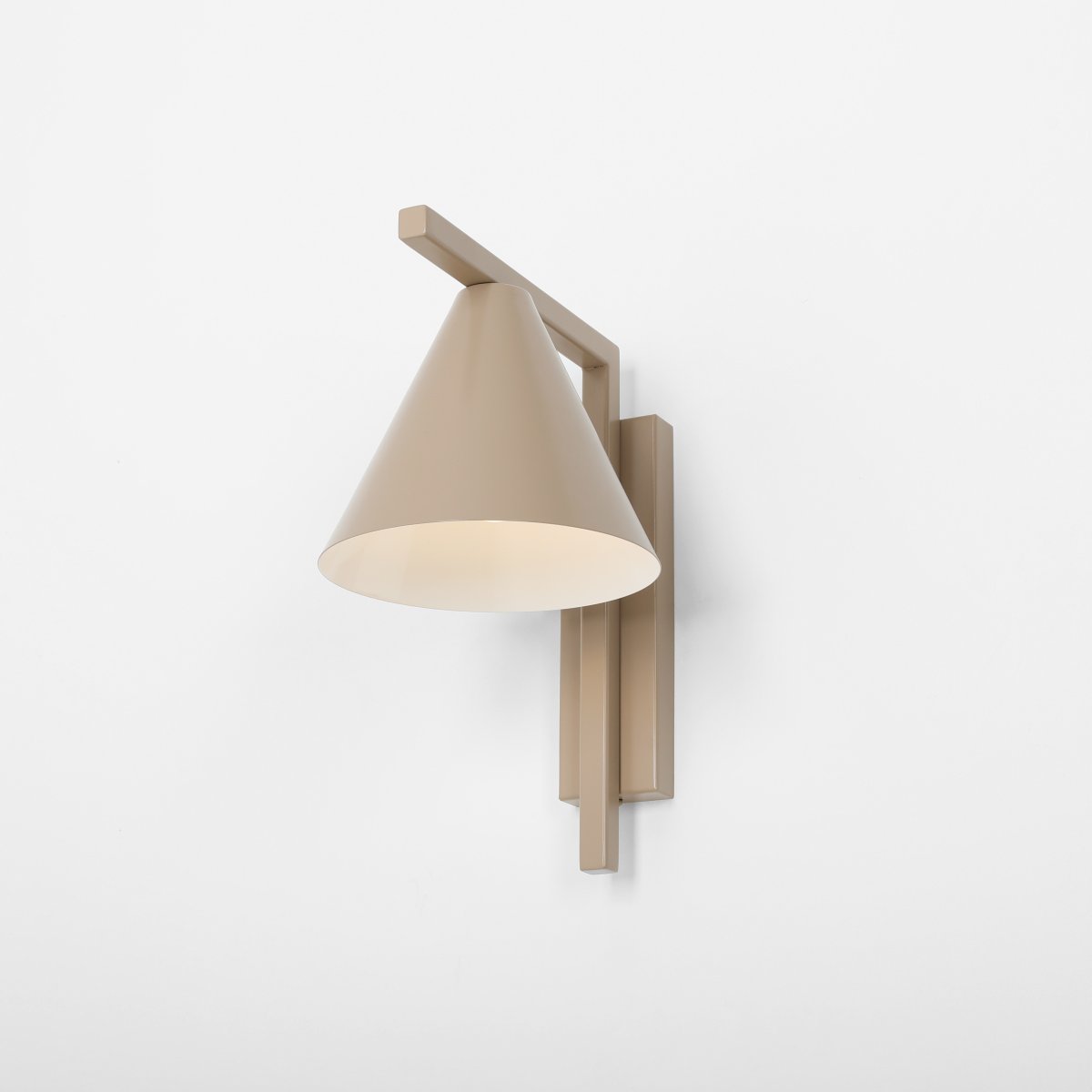 Form 23cm Beige seinävalaisin valmistajalta Artera - T&auml;m&auml; minimalistinen sein&auml;valaisin ja sen elegantti kartiomainen varjostin l&auml;mpim&auml;ss&auml; beigen s&auml;vyss&auml; on t&auml;ydellinen valinta niille, jotka haluavat tyylikk&auml;&auml;n ja modernin ilmeen kotiinsa.