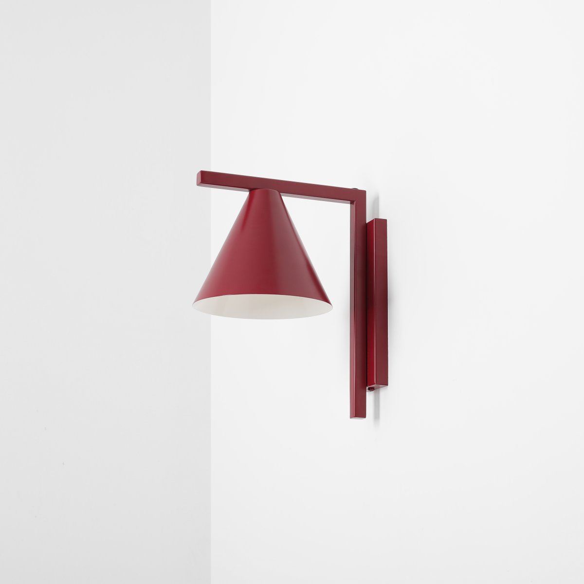 Form 23cm Burgundia seinävalaisin valmistajalta Artera - T&auml;m&auml; minimalistinen sein&auml;valaisin ja sen elegantti kartiomainen varjostin viininpunaisessa s&auml;vyss&auml; on t&auml;ydellinen valinta niille teist&auml;, jotka haluavat tyylikk&auml;&auml;n ja modernin ilmeen kotiisi.