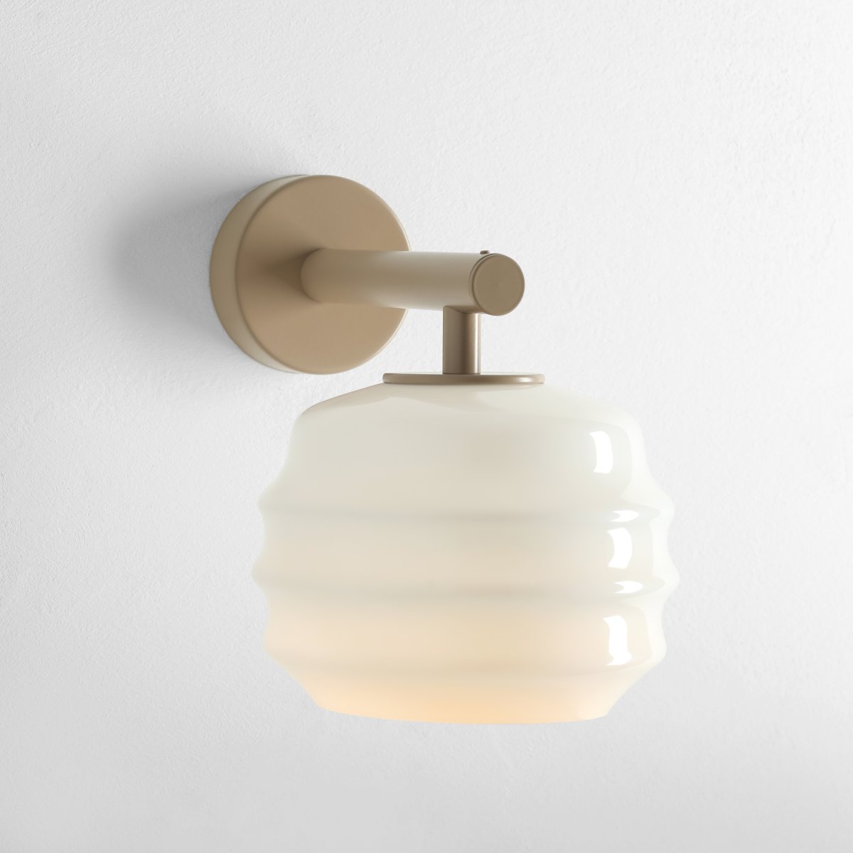 Puff 23cm Beige seinävalaisin valmistajalta Artera - Puff on ihastuttava seinävalaisin, joka yhdistää pehmeät muodot moderniin ja tyylikkääseen muotoiluun.