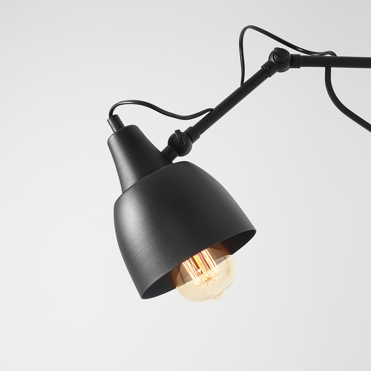 Soho 50cm Musta seinävalaisin valmistajalta Artera - Tämä moderni seinävalaisin on sekä tyylikäs että toimiva, ja sen säädettävä varsi helpottaa valon suuntaamista tarvittaessa.