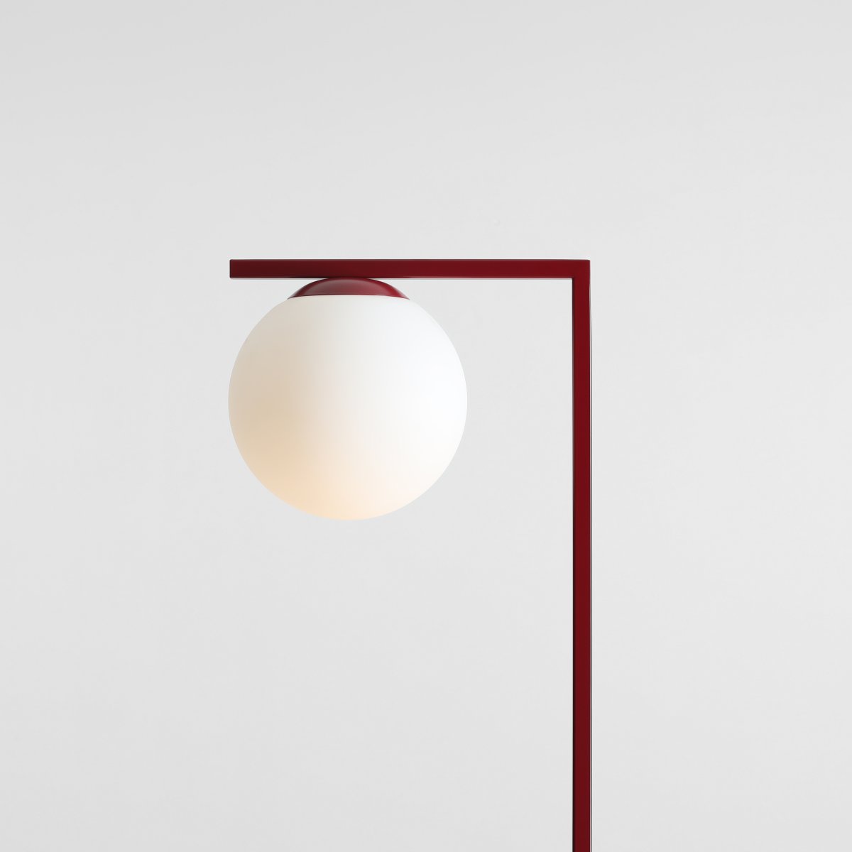 Zac Burgundia lattiavalaisin valmistajalta Artera - Valkoinen lasikupu levittää pehmeää ja miellyttävää valoa, kun taas vakaa metallirunko antaa valaisimelle tyylikkään ilmeen.