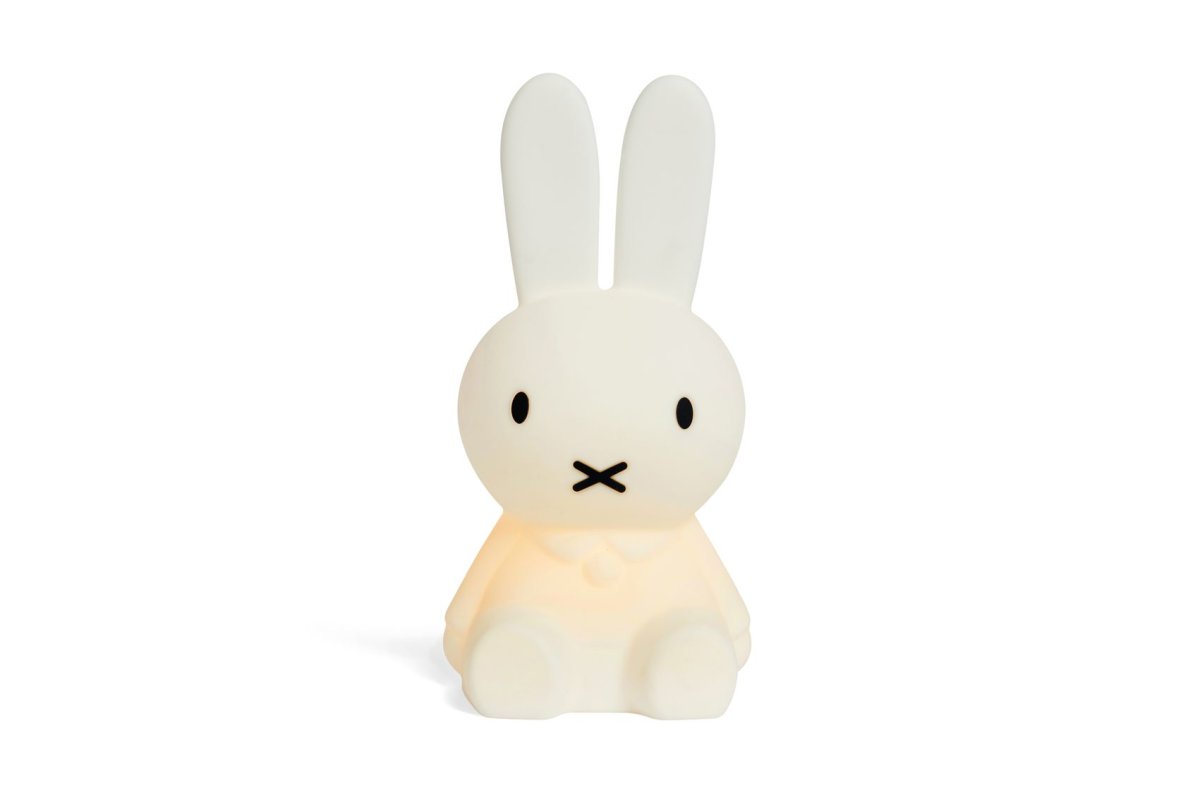 Bundle of Light - Miffy Mini Valkoinen lasten valaisin valmistajalta Mr Maria - Lis&auml;&auml; valoa ja iloa p&auml;iv&auml;&auml;si ja kotiisi t&auml;ll&auml; vieh&auml;tt&auml;v&auml;ll&auml; Miffy-lampulla.